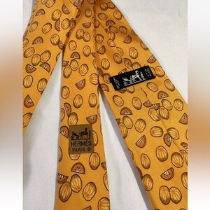 HERMES MEN'S CLASSIC TIE 100%
SILK YELLOW ELEGANT TIE
CANTALOUPE MELON PATTERN